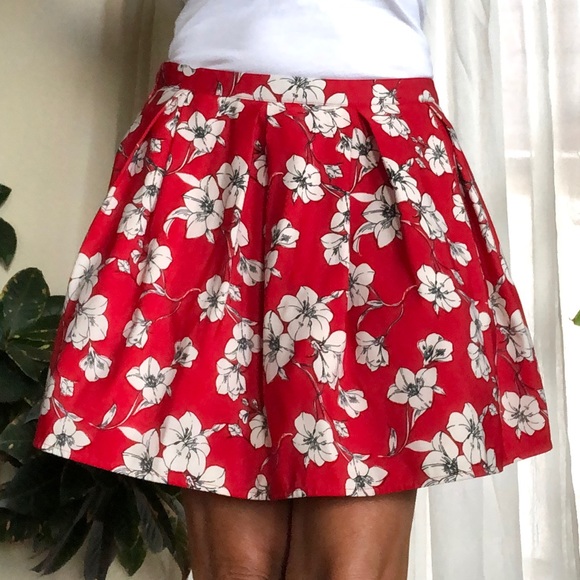 Forever 21 Dresses & Skirts - Forever 21 Floral & Flouncy Red Skater Skirt